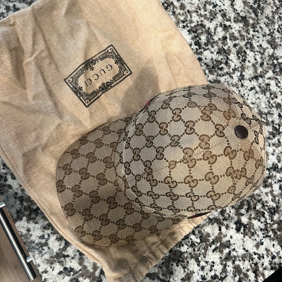 Gucci cap for sale, worn 1x in absolutely amazing condition w/ all accessories. - Picture 3 of 6